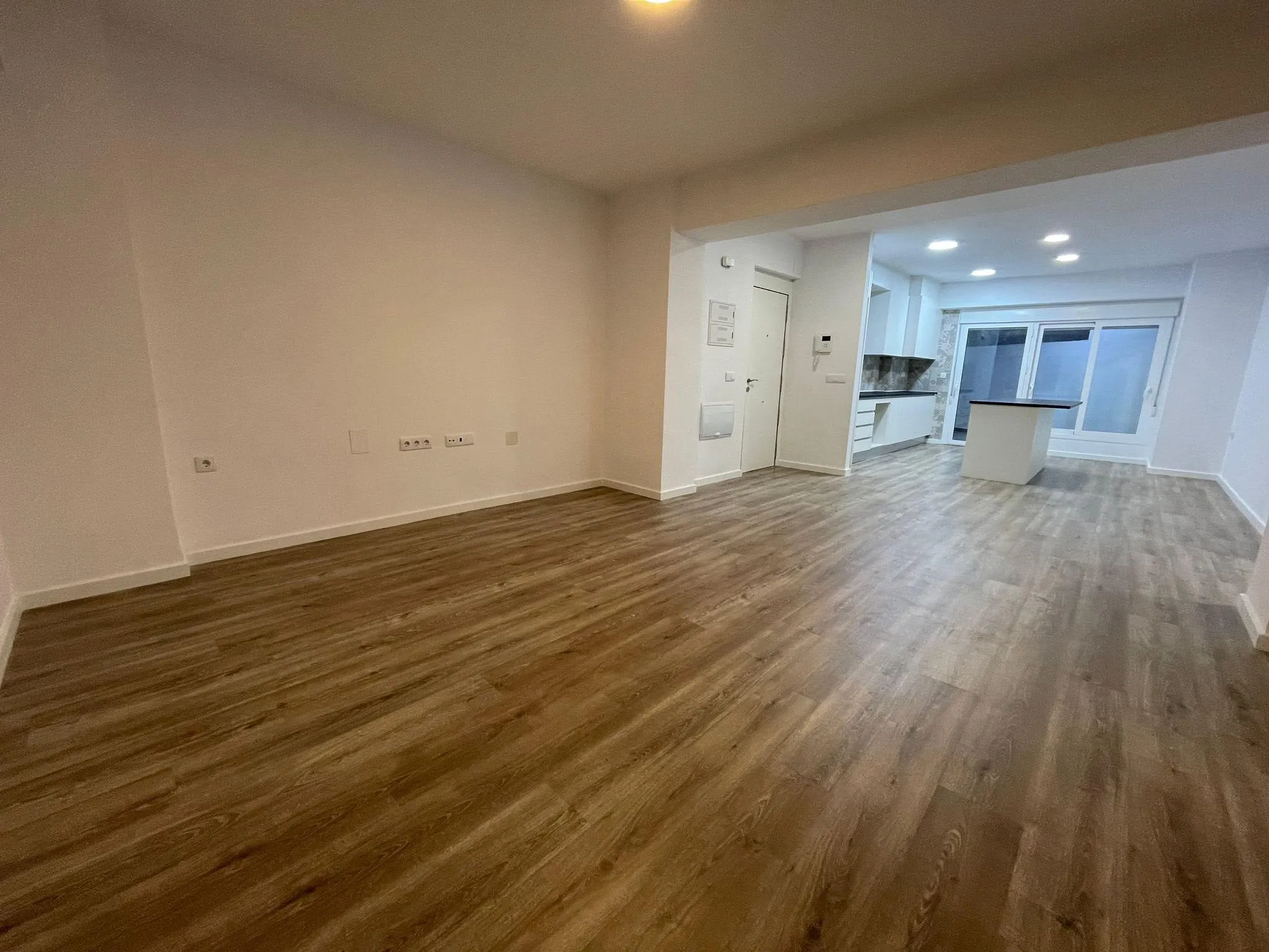 Salón diáfano con suelo laminado