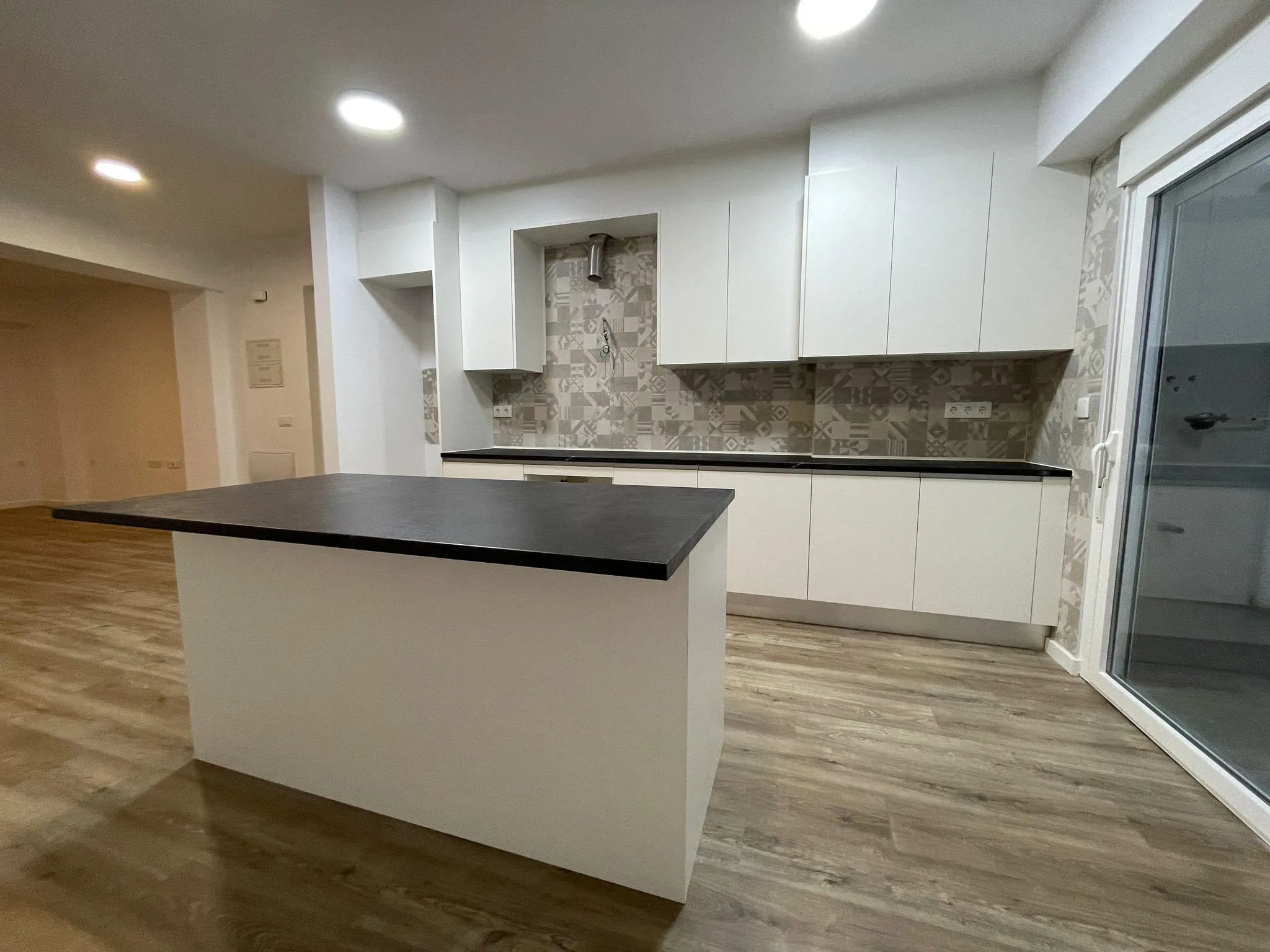 Cocina con isla y ventana al patio