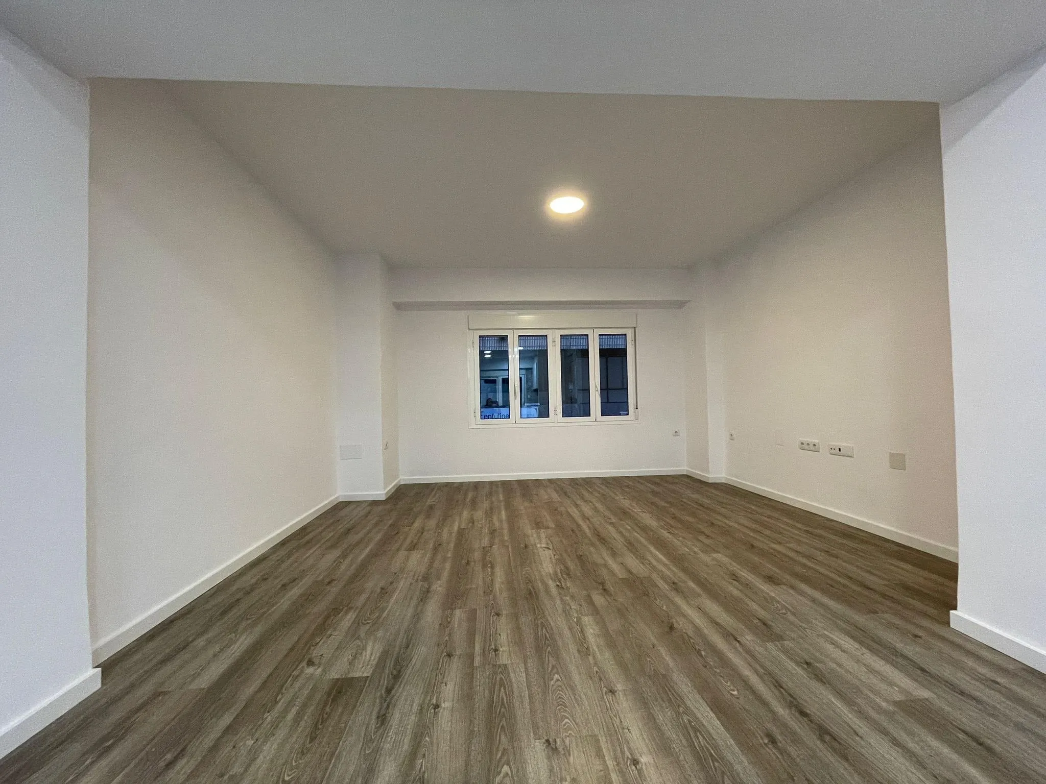 Salón con ventana al fondo