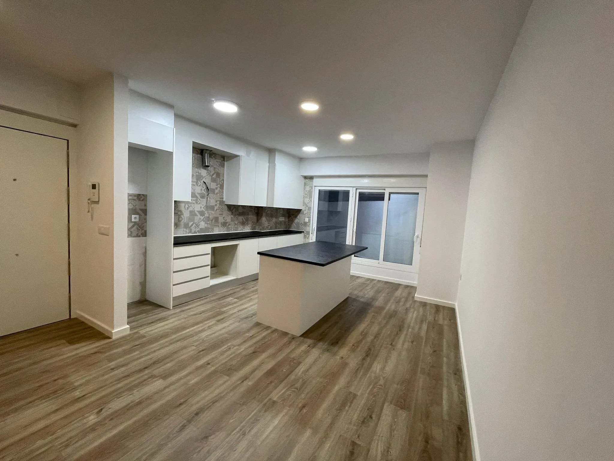 Cocina abierta al salón con isla